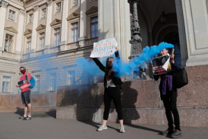 У Горизбиркома прошла акция против поправок в Конституцию. Трех человек задержали