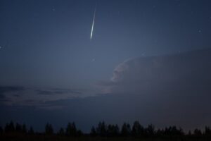 Метеорный поток Персеиды — один из самых мощных звездопадов года. Вот каким его увидели петербуржцы