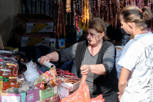 Главный базар в центре Тбилиси могут закрыть на ремонт, а тысячи людей могут лишиться работы. Что происходит с Дезертирским рынком?